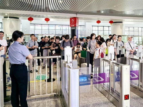 端午鐵路出行創(chuàng)新高 湖北鐵路集團(tuán)日均167對(duì)列車(chē)沖刺45萬(wàn)人次